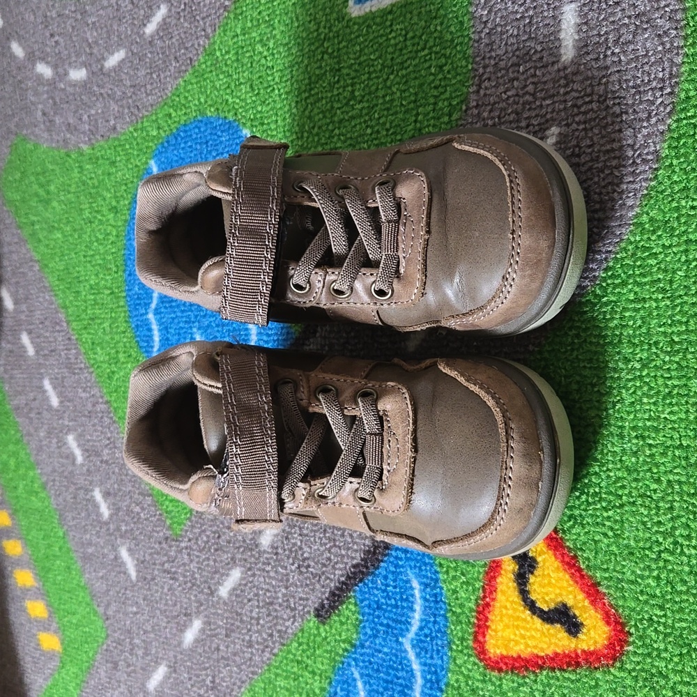 Stride Rite Ryker greige size 7.5